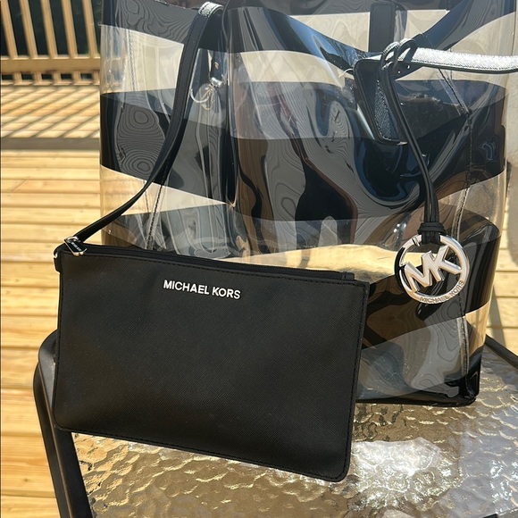 MICHAEL Michael Kors Black and White Tote Bag with Structured Design - Picture 3 of 6